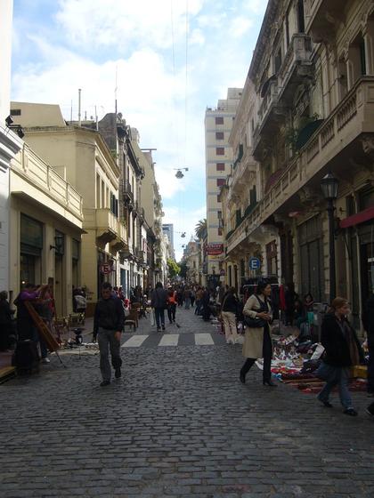 ulica Defensa w czasie niedzielnego targu