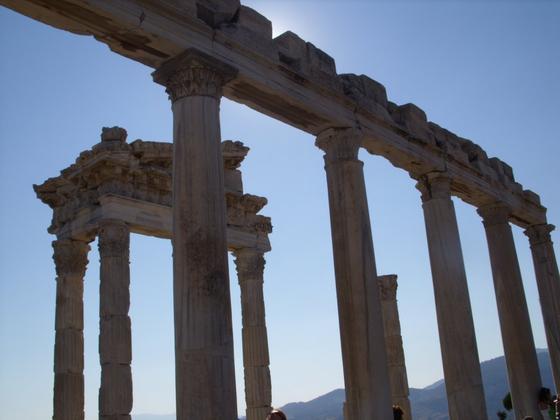 Pergamon - Pozostałości świątyni Trajana – obecnie najlepiej widoczny element ruin