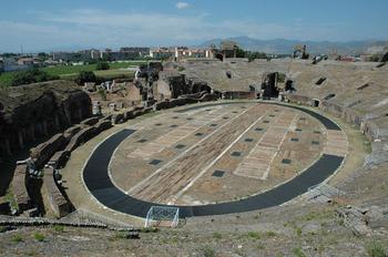 Rzymski amfiteatr w Kapui, to miejsce było świadkiem najwspanialszych walk gladiatorów.
