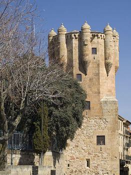 XV w. Torre del Clavero udowadnia, iż Salamanca to nie tylko miasto kościołów ale także wspaniałych fortyfikacji.  