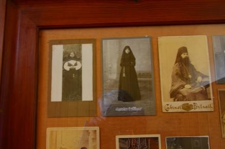 Tablica starych zdjęć w klasztorze raskolników w Wojnowie.