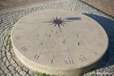 Zegar słoneczny nieopodal pomnika z zaznaczonym gwiazdozbiorem Tarczy Sobieskiego