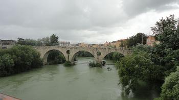 Rzymski jeszcze most nad rzeką Volturno przez wieki prowadził do miasta, zaraz za nim stała zniszczona podczas II wojny światowej brama miejska. 
