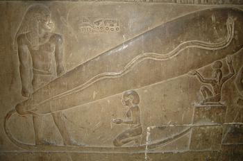 Relief z Dendery przedstawiający tzw. Filar Dżed, w którym niektórzy dopatrują się starożytnej żarówki. 