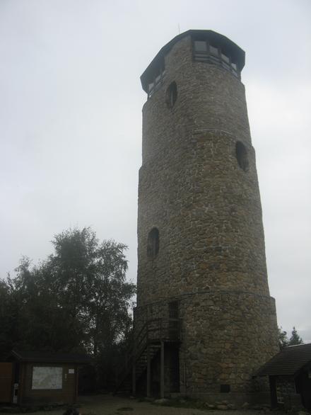 Kamienna wieża na szczycie Brdo