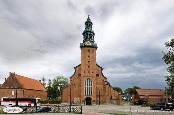 Poklasztorny kościół, dziś pod wezwaniem Wniebowstąpienia NMP. Z lewej strony budynek refektarza, a z prawej jedyny zachowany erem.