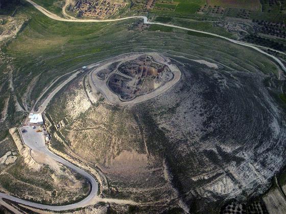 Herodium, wspaniała forteca Heroda, obok której został pochowany. 