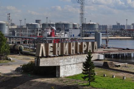 Port St. Petersburg - cyrylica układająca się w napis 