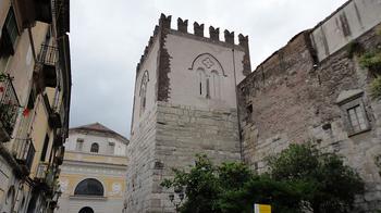 Castrum Lapidum, czyli kamienny zamek, charakterystyczny obiekt obronny z czasów normańskiego panowania.
