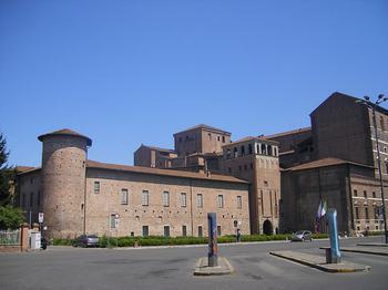 Starsza część pałacu Farnese, będąca średniowieczną twierdzą.  