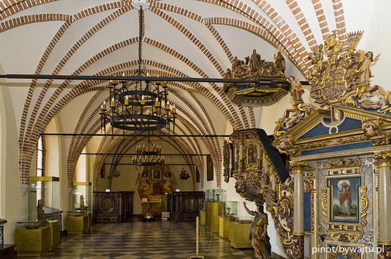 Bogato zdobiona ambona z XVII wieku ufundowana przez Elżbietę, wdowę po księciu pomorskim Bogusławie XIV