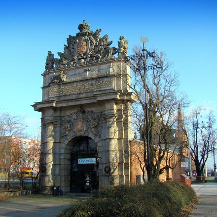 Brama Portowa w Szczecinie - w środku znajduje się sklep Cepelia.