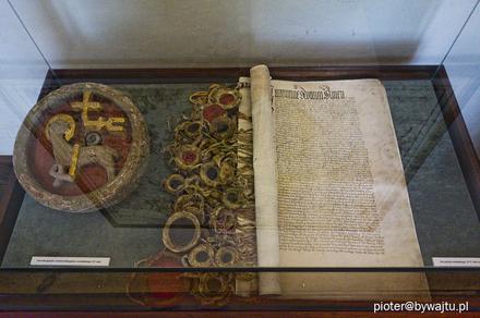 Akt Pokoju Toruńskiego oraz zwornik gotycki z herbem Biskupstwa Warmińskiego