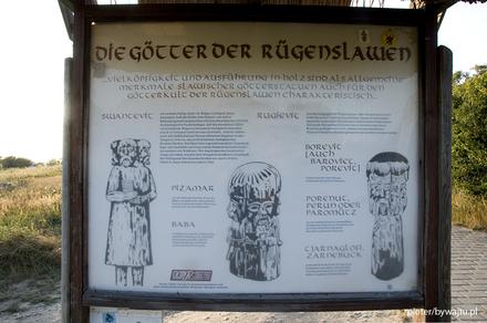 Tablica informacyjna przedstawiająca słowiańskich bogów.
