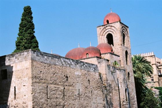 San Giovanni w Palermo to przykład  siculonormańskiego eklektyzmu architektonicznego. 