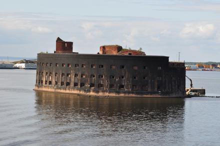Port St. Petersburga - zalane budowle.