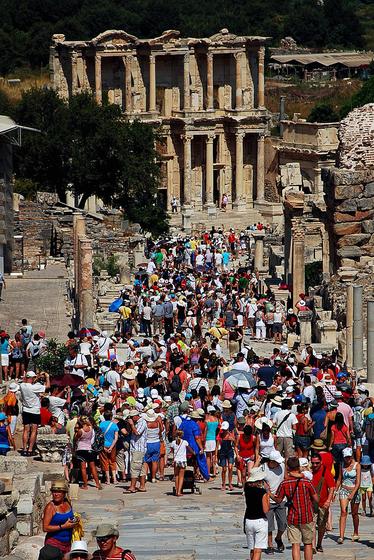 Z kolei dla innych wakacje to wytężony czas zwiedzania i poznawania nowych ciekawych miejsc często związanych z wydarzeniami historycznymi. Na zdjęciu turyści w tureckim Efezie.