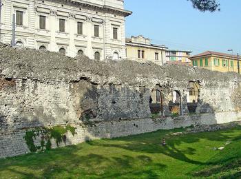 Fragment pozostałości muru rzymskiego amfiteatru