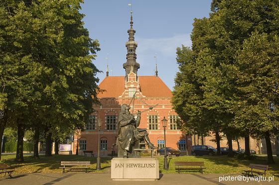 Pomnik Jana Heweliusza na tle Ratusza Staromiejskiego 