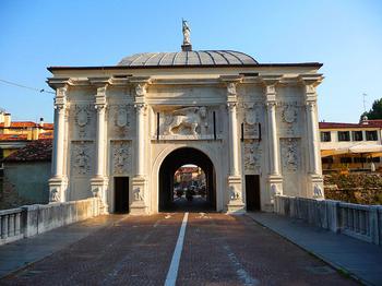 Porta San Tomaso, z weneckim Lwem Świętego Marka na froncie. 
