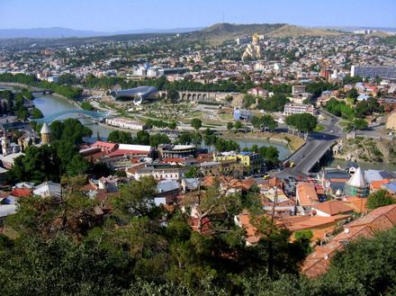Tbilisi z góry. Hostel jest blisko lewego dolnego rogu.