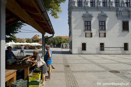W wielu miastach zapomniano, jakie funkcje pełni rynek, w Chełmnie nie: targ przed ratuszem.