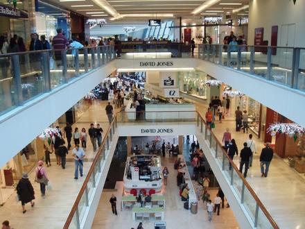 Współczesne centrum handlowe zastępuje zakupy w centrum miasta.