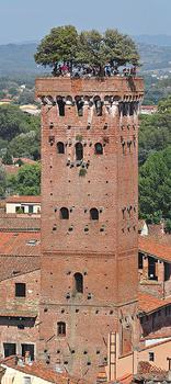 Jedna z zabytkowych wież rodowych, Torre Guinigi. 