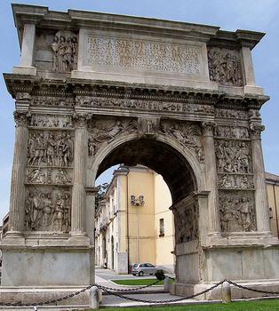 Łuk Trajana w Benewencie położony na dawnej Via Appia