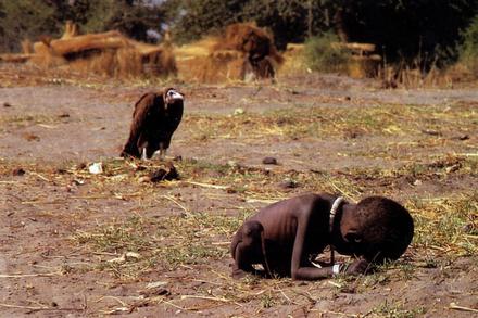 Sęp nad małą dziewczynką w Sudanie