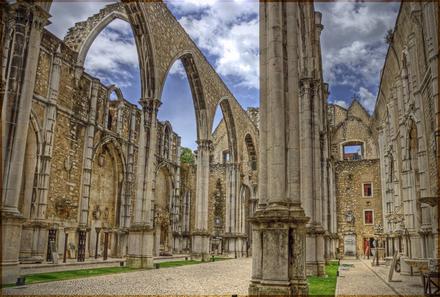Wspaniała ruina dawnego konwentu karmelickiego Carmo, w Lizbonie.