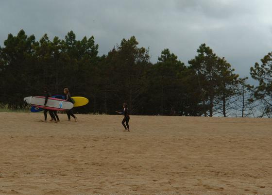 Playa de Rodiles - Rodzina surferów