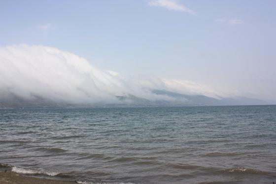 Jezioro Sewan - Wzgórza wokół akwenu z reguły zatrzymują chmury na zewnątrz. Z reguły...