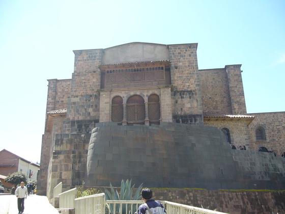 Qorikancha - część budowli zbudowana przez Hiszpanów i inkaskie mury