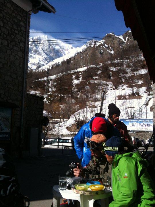 Valle dAosta - Courmayeur - Na górze widać kawałek Monte Bianco, na dole chłopaków, którzy właśnie z niej zjechali i oglądają zrobione w trakcie zdjęcia. Moje marzenie.