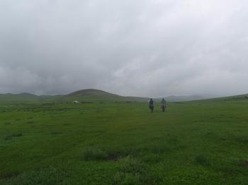 Deszczowy dzień na stepie w Mongolii. 