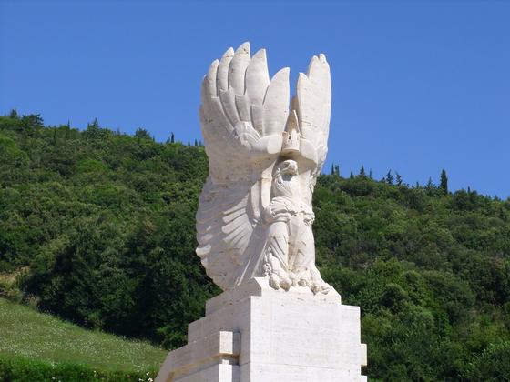 Posąg białego orła - Strzeże wejścia na cmentarz