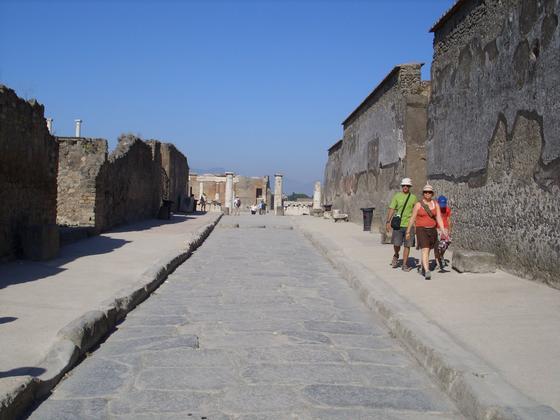 Antyczna droga - Rzymianie budowali solidne drogi - do dziś można się nimi przechadzać. Szkoda, że nie nauczyli tego Słowian.