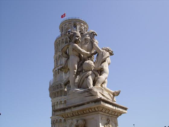La Fontana dei putti - Mała, urocza fontanna na tle najniezwyklejszej wieży na świecie