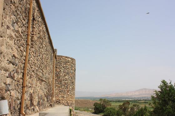 Widok z murów  - Klasztor, oprócz sąsiedztwa Araratu, otoczony jest wiecznie żółtymi równinami