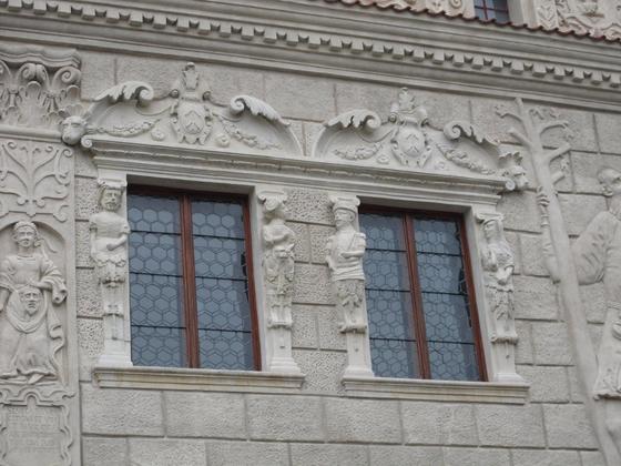 Kamienica z postaciami przy oknach, o których była mowa w tekście