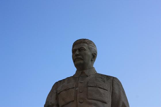 Towarzysz Stalin - Tuż koło Domu Stalina i Muzeum Stalina stoi Pomnik Stalina. A jeszcze niedawno były dwa.