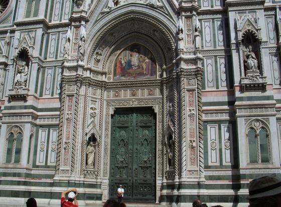 Katedra Matki Boskiej Kwietnej - Imponujący, środkowy portal 