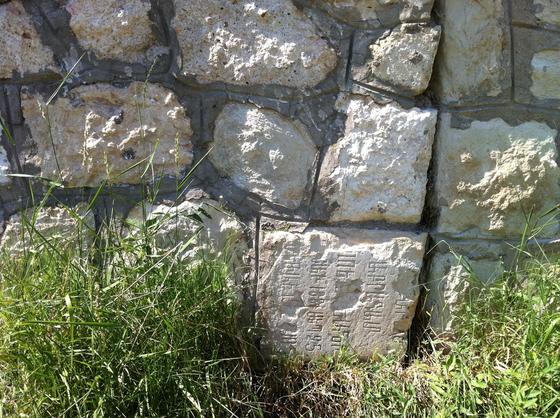 Fragmenty ormiańskich nagrobków są teraz częścią murów.