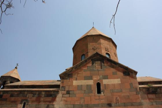 Klasztor w środku - Przykład ormiańskiej architektury sakralnej sprzed prawie 2 tysięcy lat