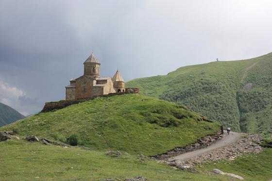 Cminda Sameba - Wokół klasztoru rozciągają się szczyty Wielkiego Kaukazu