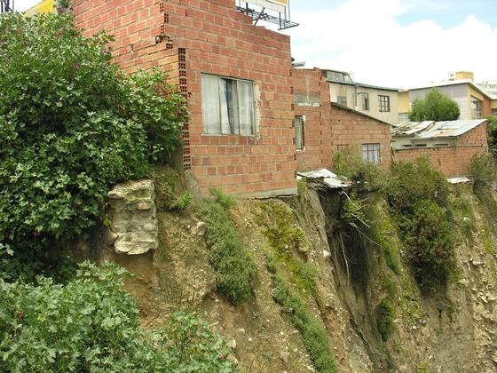 Typowa boliwijska zabudowa - Później ludzie się dziwią, że im się domy walą