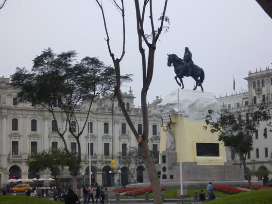 pomnik San Martina - w Peru wolą go o wiele bardziej niż Bolivara
