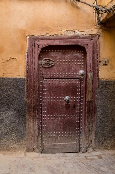 Stare drzwi w wąskich uliczkach najstarszej części miasta Fes