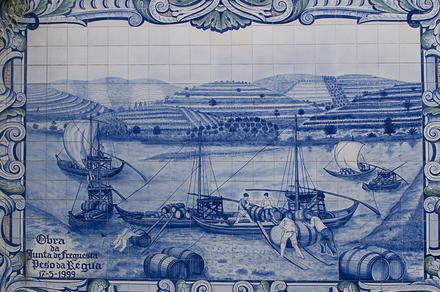 Beczki z porto ładowane na barcos rebelos. Poplyną z Douro do Vila Nova de Gaia (współczesne azulejos).